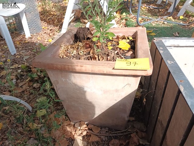 Lot 97 - terracotta bloempot - afbeelding 1 van  3