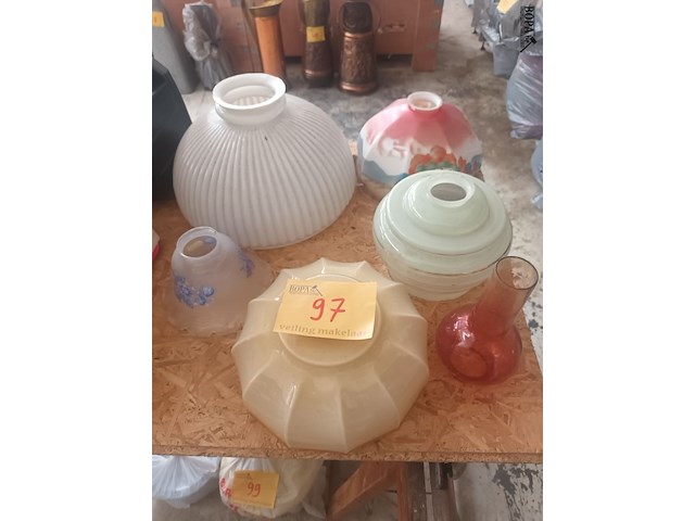 Lot 97 - vintage glazen lampenkappen. 6 stuks - afbeelding 1 van  4