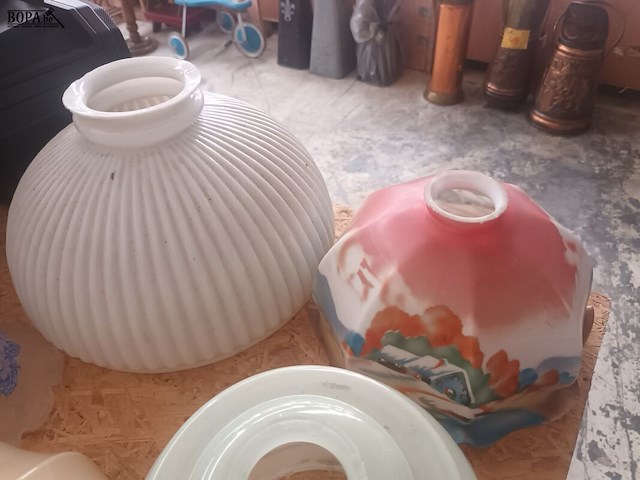 Lot 97 - vintage glazen lampenkappen. 6 stuks - afbeelding 3 van  4