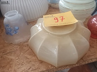 Lot 97 - vintage glazen lampenkappen. 6 stuks - afbeelding 4 van  4