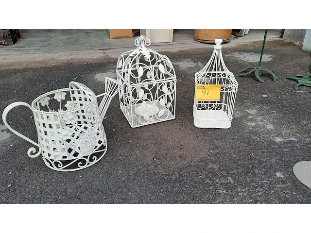 Lot 97 - vintage witte metalen vogelkooien en gieter - afbeelding 1 van  4