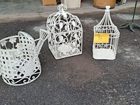 Lot 97 - vintage witte metalen vogelkooien en gieter