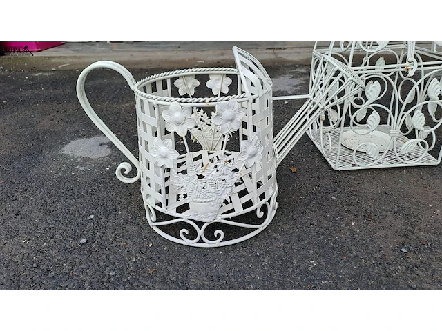 Lot 97 - vintage witte metalen vogelkooien en gieter - afbeelding 2 van  4