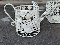 Lot 97 - vintage witte metalen vogelkooien en gieter - afbeelding 2 van  4
