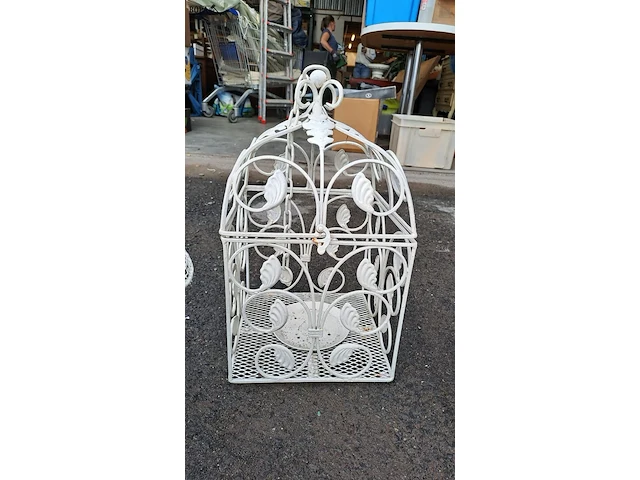 Lot 97 - vintage witte metalen vogelkooien en gieter - afbeelding 3 van  4