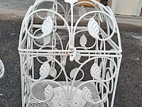 Lot 97 - vintage witte metalen vogelkooien en gieter - afbeelding 3 van  4