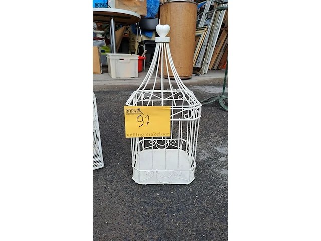 Lot 97 - vintage witte metalen vogelkooien en gieter - afbeelding 4 van  4