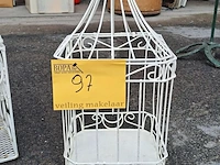 Lot 97 - vintage witte metalen vogelkooien en gieter - afbeelding 4 van  4