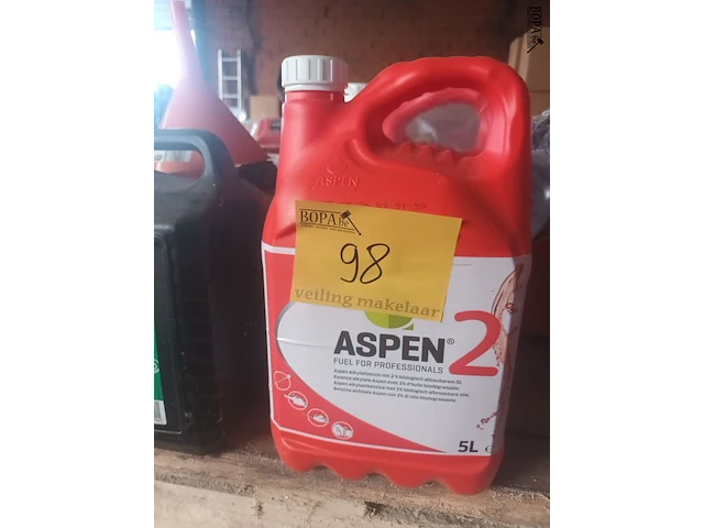 Lot 98 - benzine en kettingolie. 4 stuks - afbeelding 1 van  5