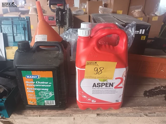 Lot 98 - benzine en kettingolie. 4 stuks - afbeelding 2 van  5