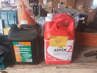 Lot 98 - benzine en kettingolie. 4 stuks - afbeelding 2 van  5