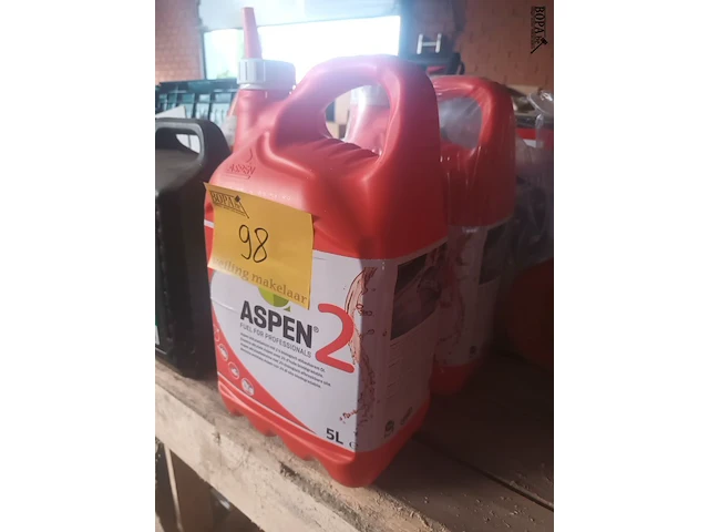 Lot 98 - benzine en kettingolie. 4 stuks - afbeelding 5 van  5