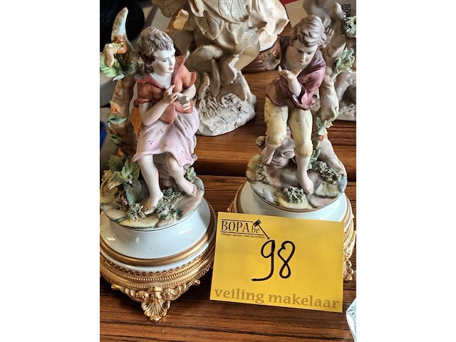 Lot 98 - biscuit beelden op messing voet. 2 stuks - afbeelding 1 van  3