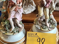 Lot 98 - biscuit beelden op messing voet. 2 stuks - afbeelding 1 van  3