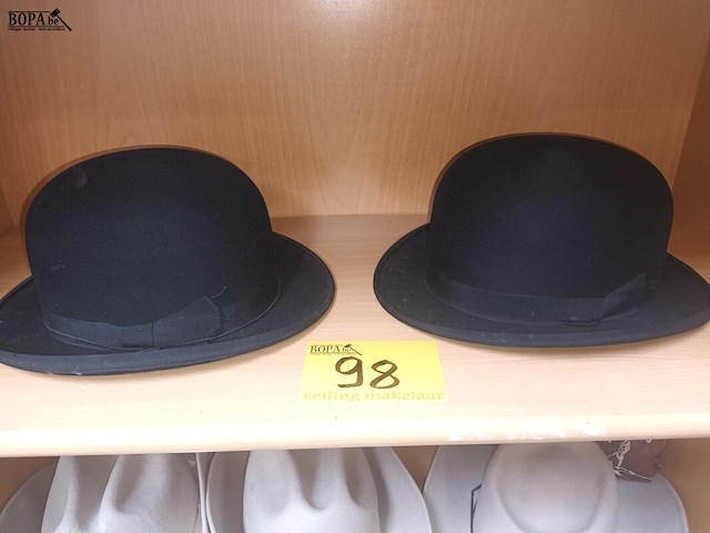 Lot 98 - bolhoed. 2 stuks - afbeelding 1 van  6