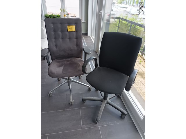 Lot 98 - bureaustoel. 2 stuks - afbeelding 1 van  3