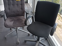 Lot 98 - bureaustoel. 2 stuks - afbeelding 1 van  3