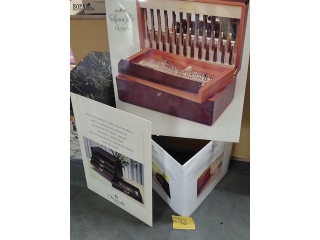 Lot 98 - diverse displaypanelen op staander luxemerken - afbeelding 2 van  3