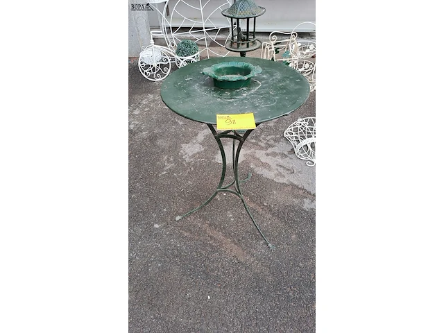 Lot 98 - groen metalen bistrotafeltje met gietijzer bijpassende groen - afbeelding 1 van  3