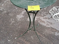 Lot 98 - groen metalen bistrotafeltje met gietijzer bijpassende groen