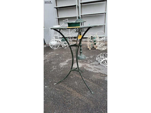 Lot 98 - groen metalen bistrotafeltje met gietijzer bijpassende groen - afbeelding 2 van  3