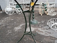 Lot 98 - groen metalen bistrotafeltje met gietijzer bijpassende groen - afbeelding 2 van  3