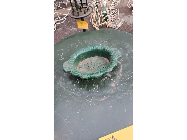 Lot 98 - groen metalen bistrotafeltje met gietijzer bijpassende groen - afbeelding 3 van  3