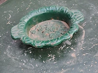 Lot 98 - groen metalen bistrotafeltje met gietijzer bijpassende groen - afbeelding 3 van  3