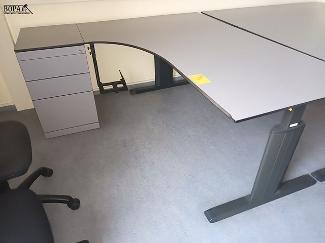 Lot 98 - hoekbureau met ladeblok - afbeelding 1 van  3