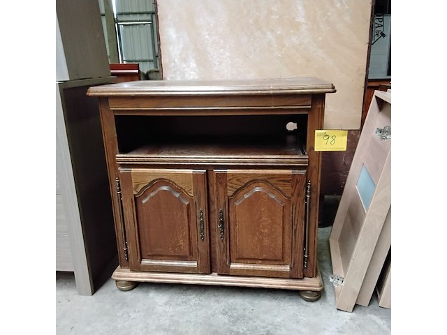 Lot 98 - houten tv meubel traditionele stijl - afbeelding 1 van  4