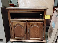Lot 98 - houten tv meubel traditionele stijl - afbeelding 1 van  4