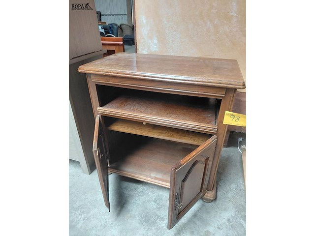Lot 98 - houten tv meubel traditionele stijl - afbeelding 2 van  4