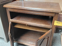 Lot 98 - houten tv meubel traditionele stijl - afbeelding 2 van  4