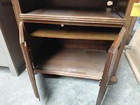 Lot 98 - houten tv meubel traditionele stijl - afbeelding 3 van  4