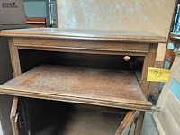 Lot 98 - houten tv meubel traditionele stijl - afbeelding 4 van  4