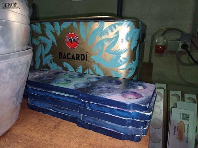 Lot 98 - ijsemmers en dienbladen. 15 stuks - afbeelding 4 van  4