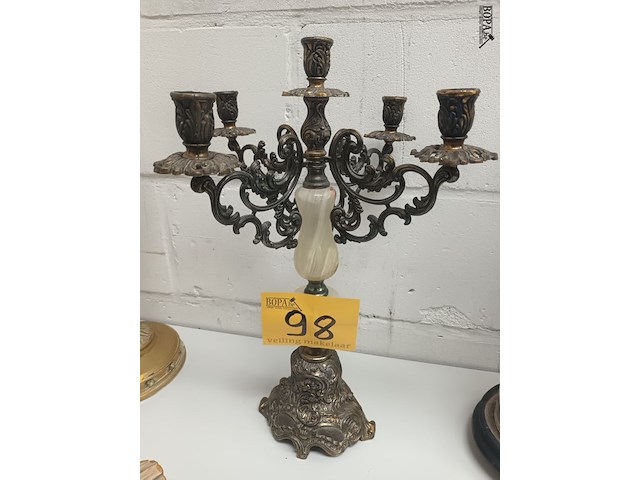 Lot 98 - kandelaar - afbeelding 1 van  4