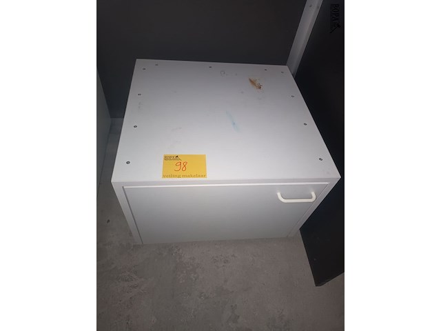 Lot 98 - kastje met deur - afbeelding 1 van  3