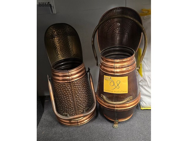 Lot 98 - koperen koolkitten 2 stuks - afbeelding 1 van  3