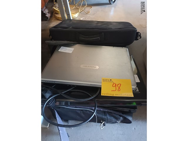 Lot 98 - laptops en tassen. 6 stuks - afbeelding 1 van  9