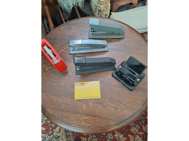 Lot 98 - lot bureaumateriaal: 3 massieve nietjesmachine - plakbandhou - afbeelding 1 van  4