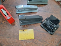 Lot 98 - lot bureaumateriaal: 3 massieve nietjesmachine - plakbandhou - afbeelding 1 van  4