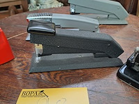 Lot 98 - lot bureaumateriaal: 3 massieve nietjesmachine - plakbandhou - afbeelding 2 van  4