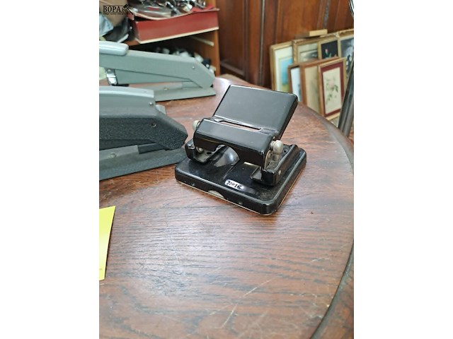 Lot 98 - lot bureaumateriaal: 3 massieve nietjesmachine - plakbandhou - afbeelding 3 van  4