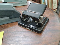 Lot 98 - lot bureaumateriaal: 3 massieve nietjesmachine - plakbandhou - afbeelding 3 van  4