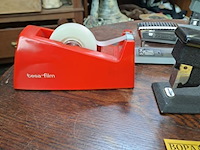 Lot 98 - lot bureaumateriaal: 3 massieve nietjesmachine - plakbandhou - afbeelding 4 van  4
