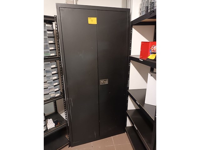 Lot 98 - metalen dossierkast - afbeelding 1 van  3