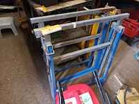 Lot 98 - metalen schragen. 2 stuks - afbeelding 1 van  2