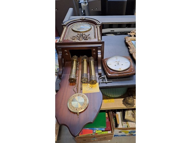 Lot 98 - pendule met decoratieve bronze elementen - afbeelding 1 van  4