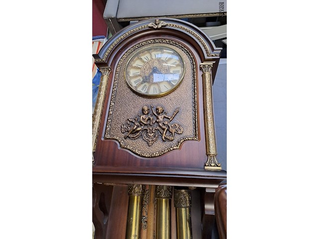 Lot 98 - pendule met decoratieve bronze elementen - afbeelding 2 van  4